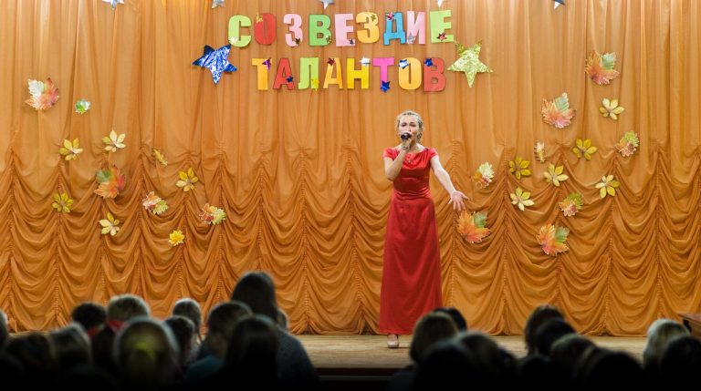 Захарова Ирина 3 «ф» исполняет песню «Кукушка»