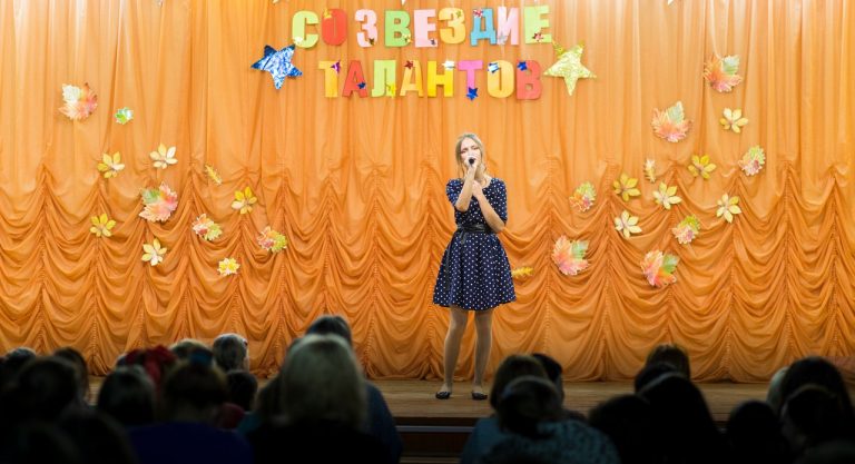 Песня «Мама» исполняет Михайлова Кристина 3 «нк»