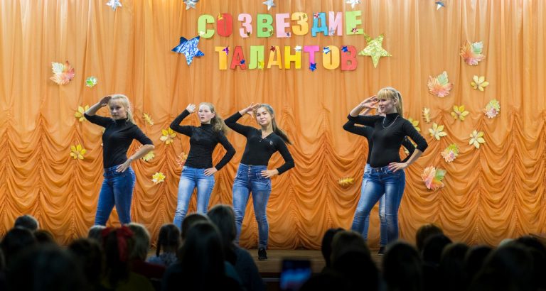 Группа нового набора дошкольного отделения 1 «до1» исполняет танец «Полисмен»